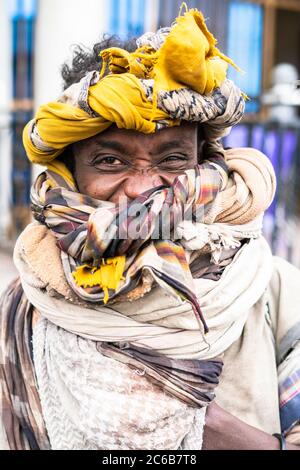 Ritratto di giovane uomo con la pellicola che sorride alla macchina fotografica, Bati, Amhara Regione, Oromia, Etiopia, Africa Foto Stock