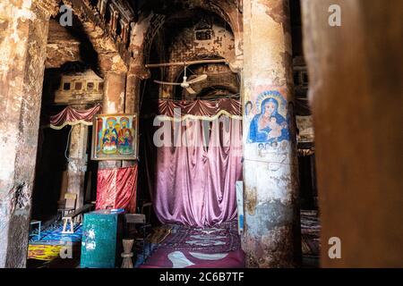 Affreschi e dipinti su colonne all'interno della chiesa di Abreha We Atsbeha, Tigray Regione, Etiopia, Africa Foto Stock