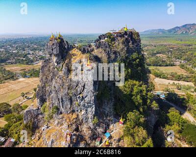 Aereo da drone di Kyauktalon Taung crag con un tempio indù, vicino a Mawlamyine, Stato Mon, Myanmar (Birmania), Asia Foto Stock