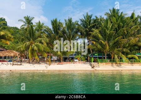 Moken, villaggio di gitana di mare su una spiaggia di sabbia bianca, Arcipelago di Mergui (Myeik), Myanmar (Birmania), Asia Foto Stock