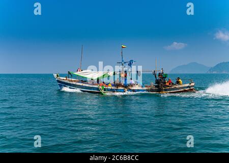 Gli zingari marini si scamparono sulla loro barca da pesca, Arcipelago di Mergui (Myeik), Myanmar (Birmania), Asia Foto Stock