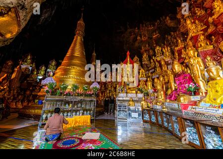 Pellegrini al Buddha dorato immagini nelle grotte di Pindaya, Shan, Myanmar (Birmania), Asia Foto Stock