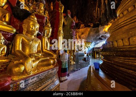 Statue di Buddha d'oro, grotta di Pindaya, Pindaya, Shan state, Myanmar (Birmania), Asia Foto Stock