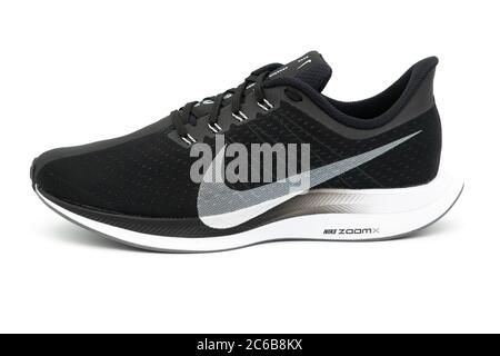 Scarpa da running Nike Pegasus Turbo nera isolata su sfondo bianco Foto Stock