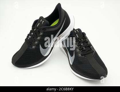 Paio di scarpe da running Nike Pegasus Turbo nere tagliate isolate su sfondo bianco Foto Stock