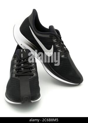 Paio di scarpe da running Nike Pegasus Turbo nere tagliate isolate su sfondo bianco Foto Stock