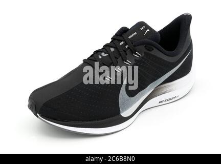 Scarpa da running Nike Pegasus Turbo nera isolata su sfondo bianco Foto Stock