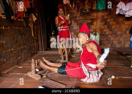 Le donne del vecchio Kayan tessono il senso tradizionale, villaggio di Kayah, zona di Loikaw, stato di Kayah, Myanmar (Birmania), Asia Foto Stock