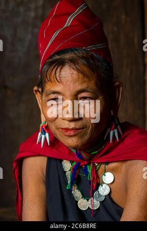 Vecchia donna Kayan, villaggio di Kayah, zona di Loikaw, stato di Kayah, Myanmar (Birmania), Asia Foto Stock