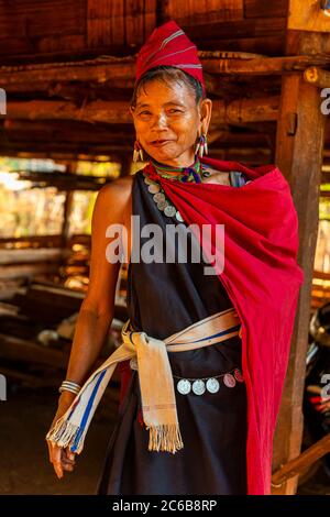 Vecchia donna Kayan, villaggio di Kayah, zona di Loikaw, stato di Kayah, Myanmar (Birmania), Asia Foto Stock