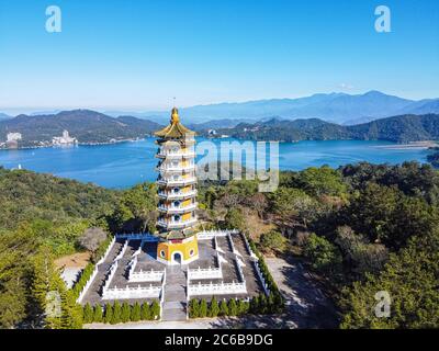 Aereo in drone sulla Pagoda ci'en e il lago Sun Moon, National Scenic Area, contea di Nantou, Taiwan, Asia Foto Stock