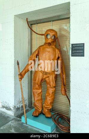 Vecchio costume da immersione in pelle in mostra al Museo do Mar de Galicia - Museo marittimo di Vigo, Galizia, Spagna, Europa Foto Stock