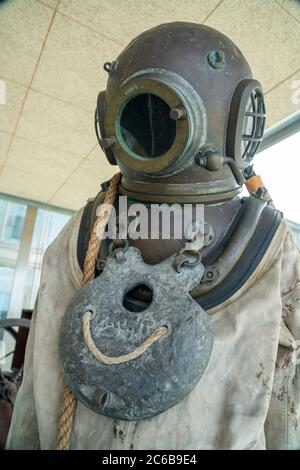 Vecchio costume da immersione in mostra al Museo do Mar de Galicia - Museo marittimo di Vigo, Galizia, Spagna, Europa Foto Stock