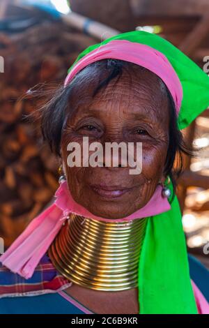 Ritratto di una donna Padaung (Giraffe donna) (Long-necked donna), Loikaw zona, Panpet, Kayah stato, Myanmar (Birmania), Asia Foto Stock