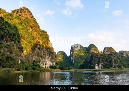 Montagne calcaree nel panoramico complesso paesaggistico Trang An, patrimonio dell'umanità dell'UNESCO, Vietnam, Indocina, Sud-est asiatico, Asia Foto Stock