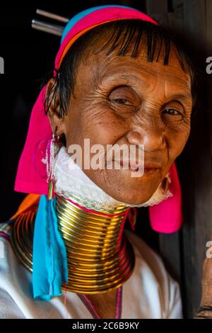 Ritratto di una donna Padaung (Giraffe donna) (Long-necked donna), Loikaw zona, Panpet, Kayah stato, Myanmar (Birmania), Asia Foto Stock