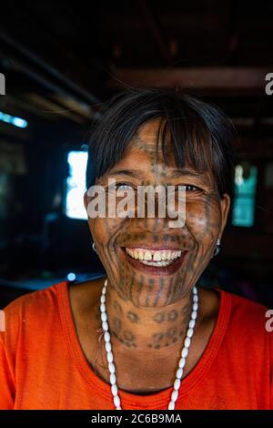 Donna di mento con tatuaggio spiderweb, Mindat, Chin stato, Myanmar (Birmania), Asia Foto Stock