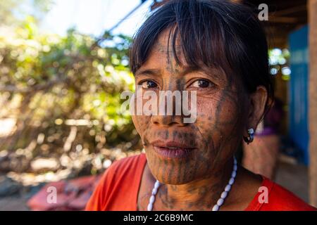Donna di mento con tatuaggio spiderweb, Mindat, Chin stato, Myanmar (Birmania), Asia Foto Stock