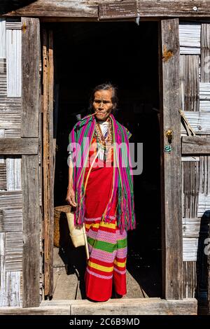 Donna di mento con tatuaggio spiderweb che fuma un tubo, Mindat, Stato di Chin, Myanmar (Birmania), Asia Foto Stock