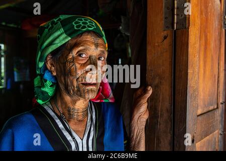 Donna di mento con tatuaggio spiderweb, Mindat, Chin stato, Myanmar (Birmania), Asia Foto Stock