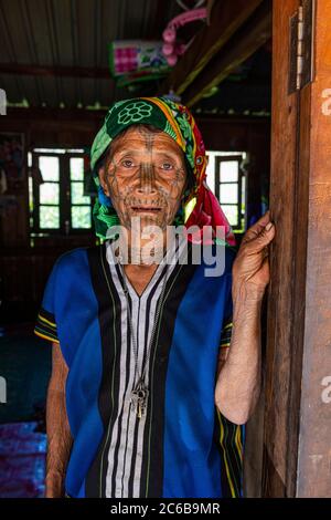 Donna di mento con tatuaggio spiderweb, Mindat, Chin stato, Myanmar (Birmania), Asia Foto Stock