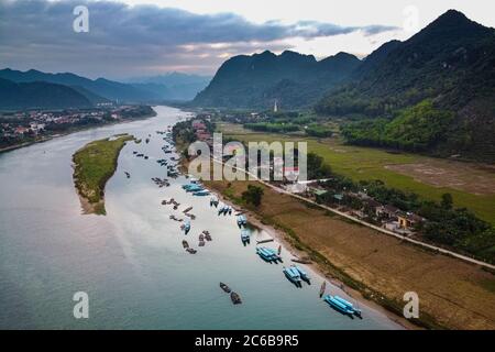 Aereo del fiume Song con con le montagne calcaree sullo sfondo, Phong Nha-KE Bang National Park, patrimonio dell'umanità dell'UNESCO, Vietnam, Ind Foto Stock