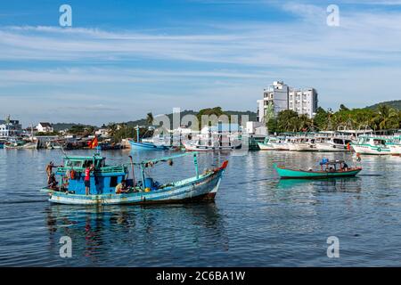 Pesca barca nel porto di Duong Dong pesca, isola di Phu Quoc, Vietnam, Indocina, Sud-Est asiatico, Asia Foto Stock