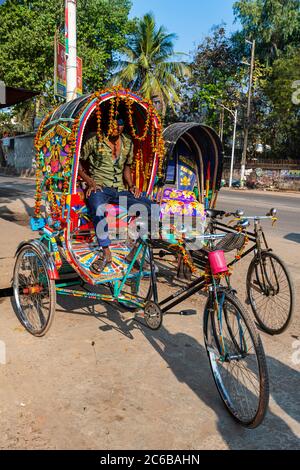 Uomo nel suo Rickshaw, Chittagong, Bangladesh, Asia Foto Stock