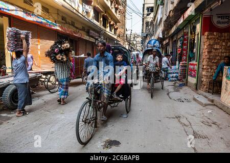 I piloti di risciò nel bazaar, Dhaka, Bangladesh, Asia Foto Stock