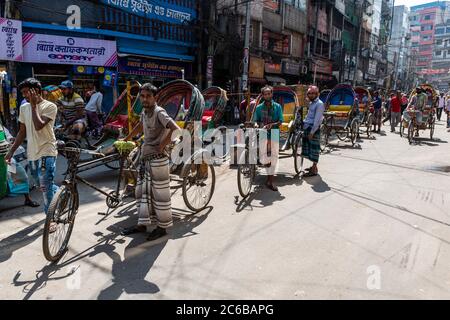 I piloti di risciò nel bazaar, Dhaka, Bangladesh, Asia Foto Stock