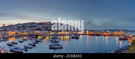 Una suggestiva vista dal tramonto sul porto di pescatori di Brixham, a Torbay, Devon, Inghilterra, Regno Unito, Europa Foto Stock