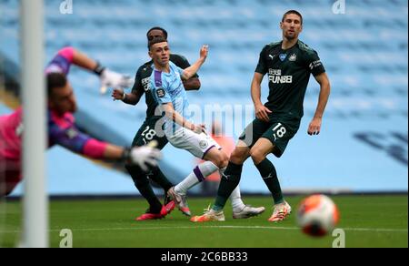 Phil Foden di Manchester City ha un tiro al gol durante la partita della Premier League all'Etihad Stadium, Manchester. Foto Stock