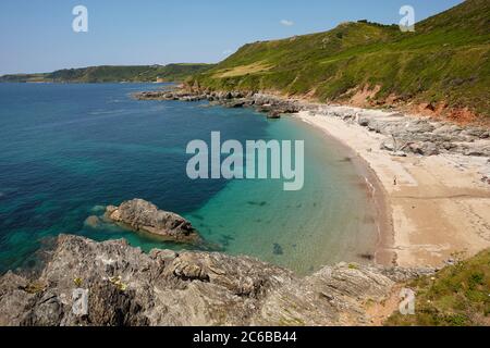 La costa classica del Devon, le rocce, la spiaggia e le acque blu della Mattiscombe Bay, vicino a Start Point, sulla costa meridionale del Devon, Inghilterra, Regno Unito, Foto Stock