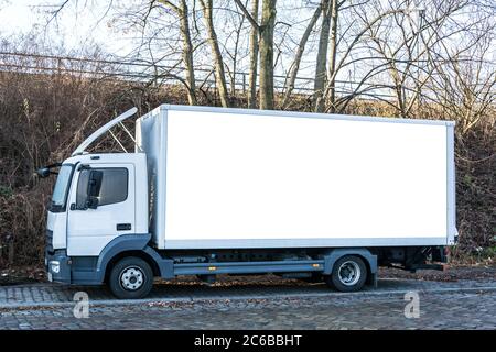 Parcheggio per camion bianco sulla strada con spazio pubblicitario vuoto Foto Stock