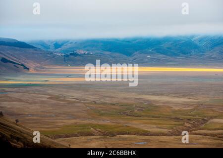 Altopiano piano Grande di Castelluccio di Norcia all'alba, Monti Sibillini, Umbria, Italia, Europa Foto Stock