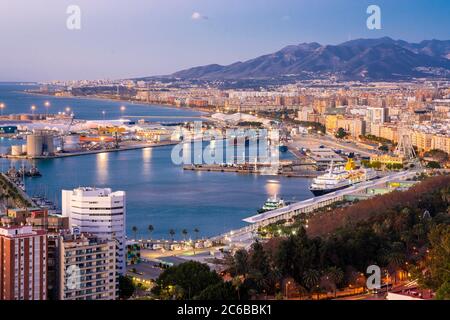 Vista dal punto di vista di Gibralfaro dal castello con il porto di Malaga all'alba, Malaga, Andalusia, Spagna, Europa Foto Stock