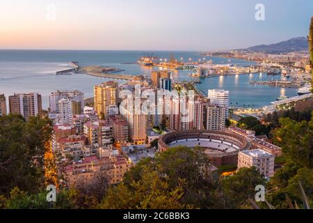 Vista dal punto di vista di Gibralfaro dal castello con la corona della Malagueta e il porto all'alba, Malaga, Andalusia, Spagna, Europa Foto Stock
