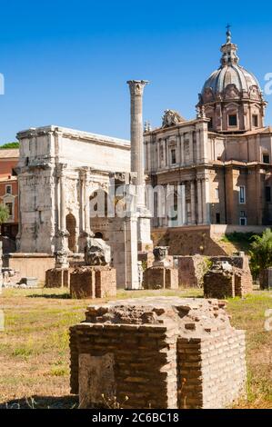 Colonna di Foca, Arco di Settimio Severo, Foro Romano, Sito Patrimonio dell'Umanità dell'UNESCO, Roma, Lazio, Italia, Europa Foto Stock