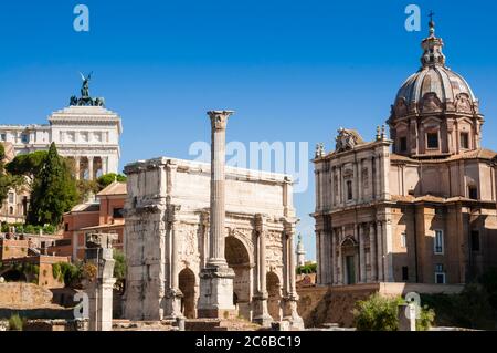 Colonna di Foca, Arco di Settimio Severo, Foro Romano, Sito Patrimonio dell'Umanità dell'UNESCO, Roma, Lazio, Italia, Europa Foto Stock