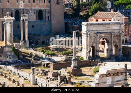 Colonna di Foca, Arco di Settimio Severo, Foro Romano, visto dal Colle Palatino, Sito Patrimonio Mondiale dell'UNESCO, Roma, Lazio, Italia, Europa Foto Stock