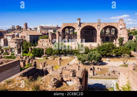 Basilica di Massenzio o Costantino vista dal Colle Palatino, Patrimonio dell'Umanità dell'UNESCO, Roma, Lazio, Italia, Europa Foto Stock