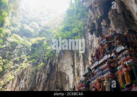 Un Santuario indù all'interno delle grotte di Batu, vicino a Kuala Lumpur, Malesia, Sud-Est asiatico, Asia Foto Stock