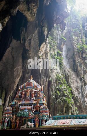 Un Santuario indù all'interno delle grotte di Batu, vicino a Kuala Lumpur, Malesia, Sud-Est asiatico, Asia Foto Stock