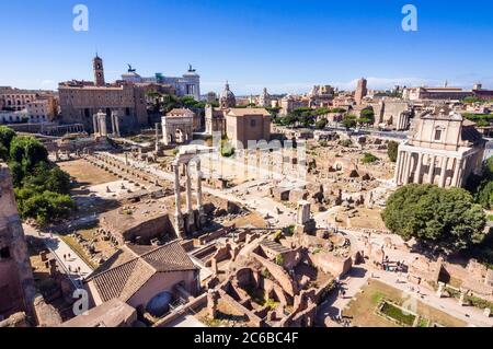 Foro Romano visto dal Palatino, Patrimonio dell'Umanità dell'UNESCO, Roma, Lazio, Italia, Europa Foto Stock