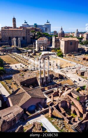 Foro Romano visto dal Palatino, Patrimonio dell'Umanità dell'UNESCO, Roma, Lazio, Italia, Europa Foto Stock