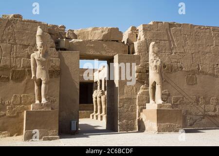 Ingresso, Tempio di Ramses III, complesso del Tempio di Karnak, Sito Patrimonio dell'Umanità dell'UNESCO, Luxor, Tebe, Egitto, Africa del Nord, Africa Foto Stock