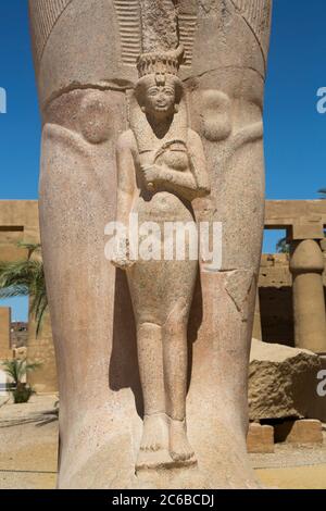 Statua di Nefetari, alla base della statua di Ramses II, Grande Corte, complesso del tempio di Karnak, patrimonio dell'umanità dell'UNESCO, Luxor, Tebe, Egitto, Africa del Nord Foto Stock