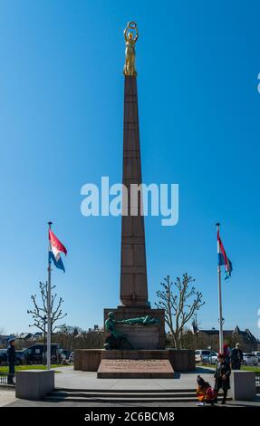 LUSSEMBURGO, Lussemburgo - 18 APRILE 2019: Turisti che si meravigliano del Monumento della memoria ("Madonna d'oro"), scolpito da Claus cito. Foto Stock