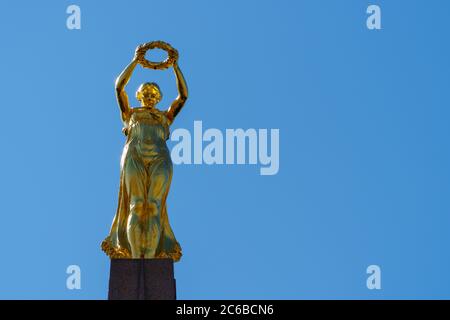 LUSSEMBURGO, Lussemburgo - 18 APRILE 2019: Statua in cima al Monumento della memoria ("Madonna d'oro"), scolpito da Claus cito. Foto Stock