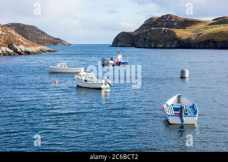Barche ormeggiate a Loch Grimshader, Isola di Lewis, Isole occidentali, Ebridi esterne, Scozia, Regno Unito Foto Stock